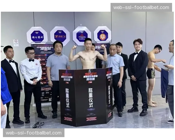 UFC 300称重仪式全部选手一次过关,无人超重 UFC 300称重仪式全部选手一次过关,无人超重