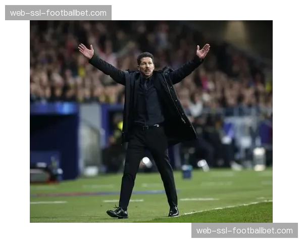 场边花絮:大雨中主帅西蒙尼的西装已成“经典”,球迷制作表情包走红网络 场边花絮:大雨中主帅西蒙尼的西装已成“经典”,球迷制作表情包走红网络