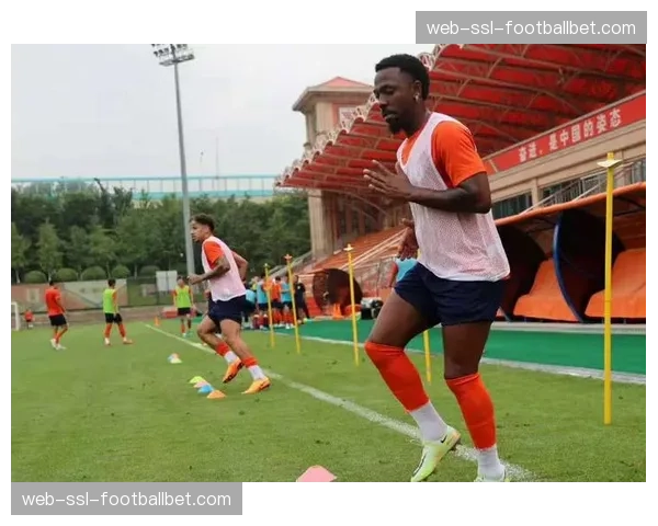 “小摩托”费南多重回首发,用一次助攻宣告归来 “小摩托”费南多重回首发,用一次助攻宣告归来