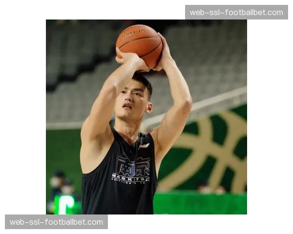 【2026年4月CBA联赛保级区·赛中·特写特写:南京同曦主场球迷高举标语支持球队保级